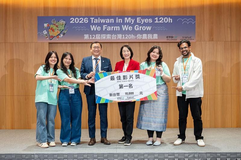 中鼎教育基金會周家蓓秘書長（右3）頒發最佳影片獎予Team Seeds，肯定團隊以創意且輕鬆的影像風格，生動傳達永續理念。