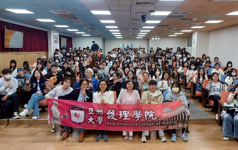 UCLA Wei-Ti Chen教授(第1排左3)演講後,與亞大護理學院院長(第1排右3)、參與師生合影。