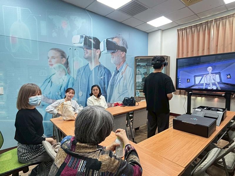 UCLA Wei-Ti Chen教授參觀亞大護理學院「未來護理中心暨元宇宙基地」,學生展示醫療照護元宇宙教材之沉浸式學習。