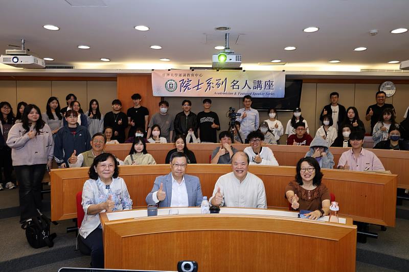 專題講座圓滿落幕,現場師生齊聚開心合影留念,展現熱烈參與的氛圍。