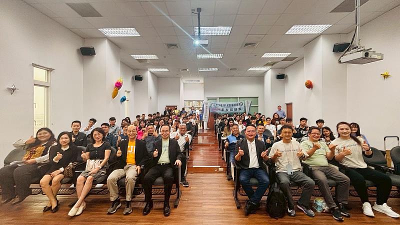 大仁科技大學休閒暨餐旅學院之系友溫馨回娘家大合影。