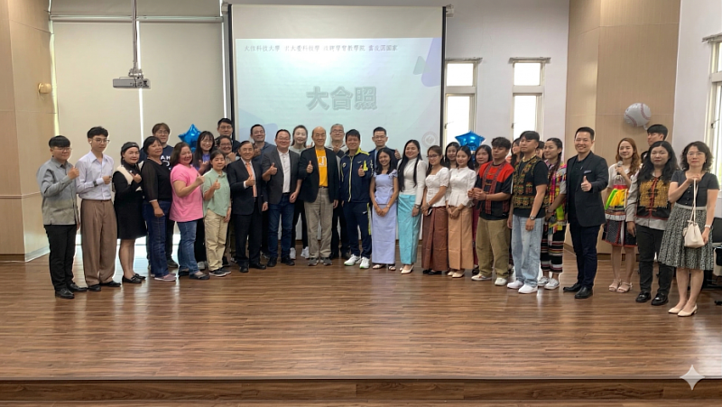 大仁科技大學休閒暨餐旅學院仲崇毅院長與來自越南、柬埔寨的外籍生合影。