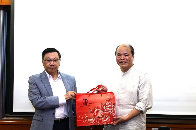 蔡校長致贈禮品，感謝黃院士精彩開講為師生拓展開闊視野。
