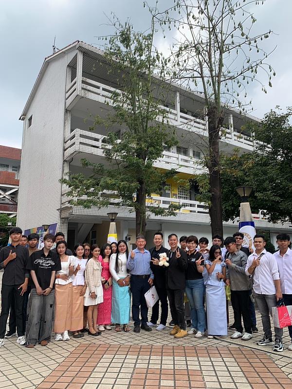 柬埔寨學生穿著傳統服裝參與遊園活動。