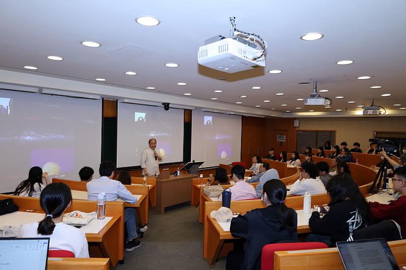 師生踴躍參與通識中心講座，專注神情展現求知欲。