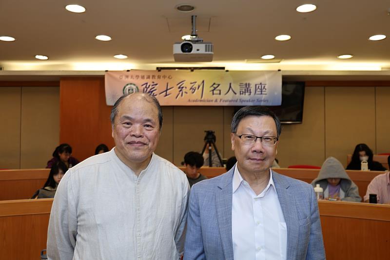黃院士與蔡校長會前聯袂合影，兩位權威共襄盛舉，傳承通識精神。