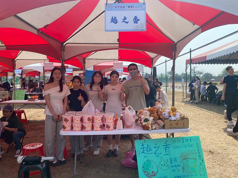 越南學生於園遊會設置道地越南美食攤位。