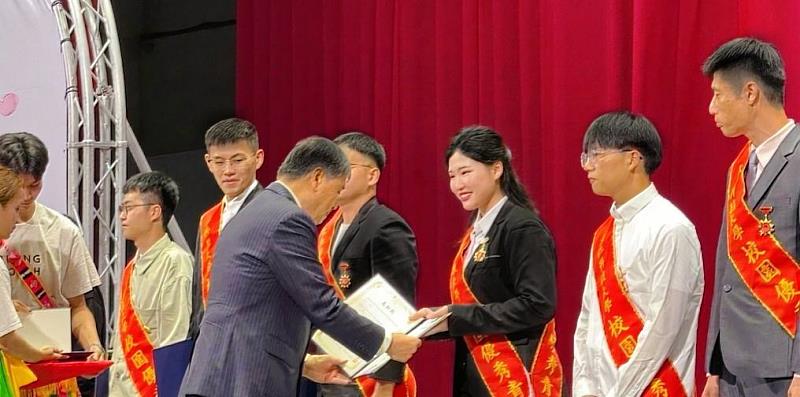 印尼溫素頻獲頒校園優秀青年獎項。