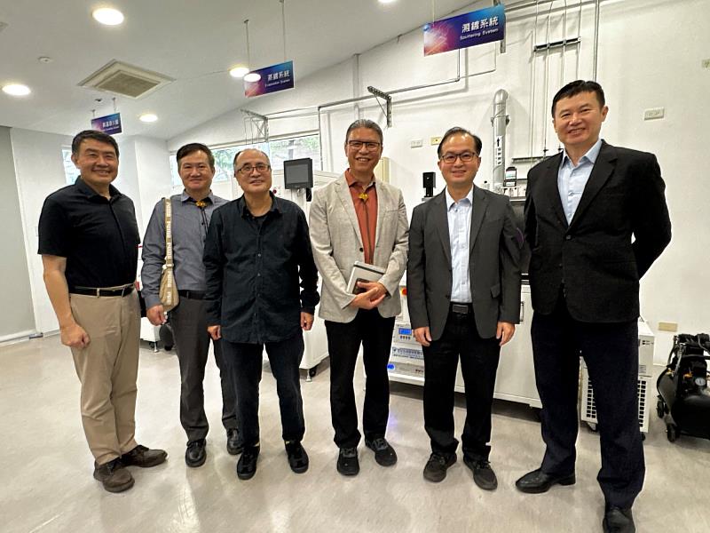 亞大副校長黃俊杰(右2)、創意設計學院院長姚村雄(左3)及系主任,與工藝中心主任陳殿禮(右3)合影。