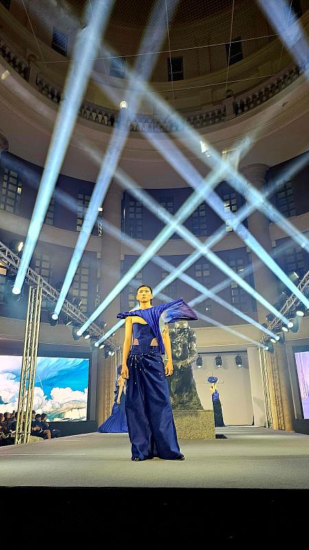 亞大時尚系邱冠威 《Transcend Morphosis 超性變體》作品獲最佳系列設計獎。畢展作品在藝術氛圍的伸展台上展開，呈現創意、情感與文化交織的設計能量。