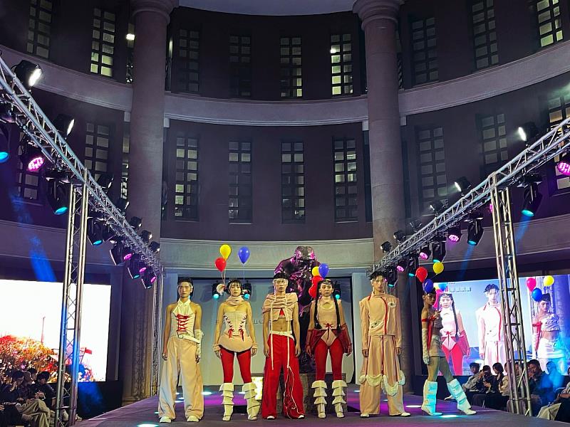 燈光與音樂交織下，模特兒於伸展台展演學生創作，氣氛熱烈。