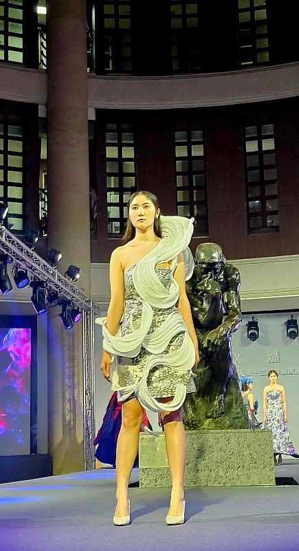 亞大時尚系鄧諮敬同學以 《潘朵拉的魔盒》作品獲最佳整體造型獎。本屆優秀作品以創新設計與完整概念獲評審肯定。