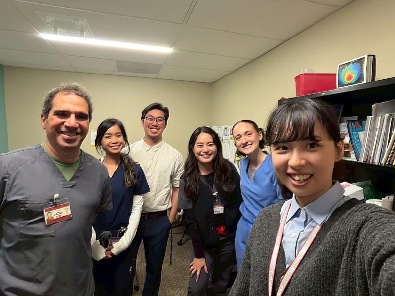 門診結束後亞大視光學生與視光醫師合影。