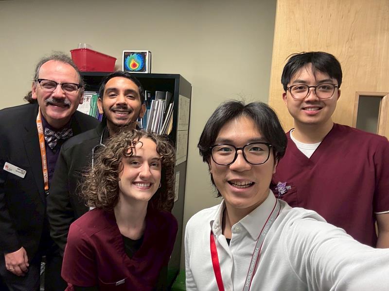 門診結束後亞大視光學生與視光醫師合影。