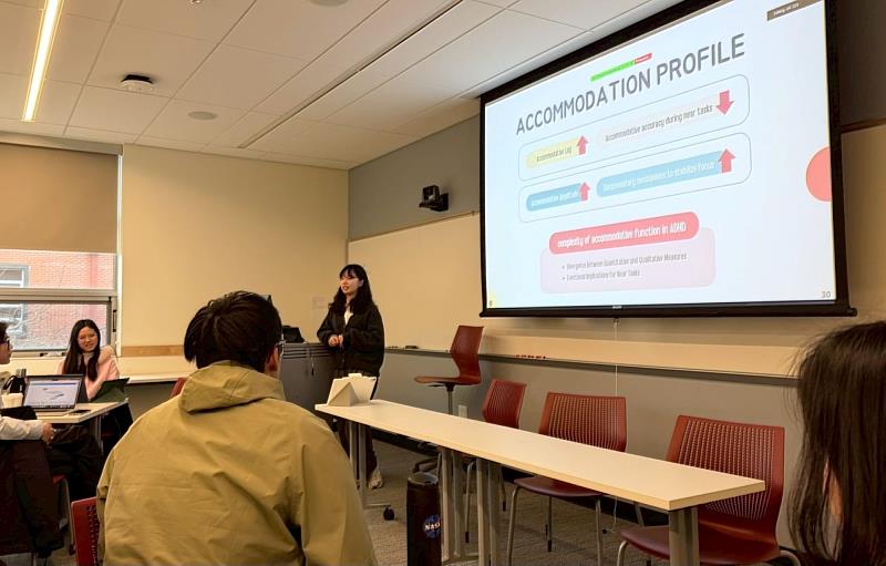 亞大視光學生於課堂進行案例與文獻簡報。