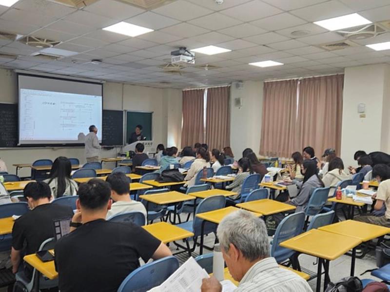 保健系韓建國老師於分組報告中即時提問與解說，並給予專業指導。