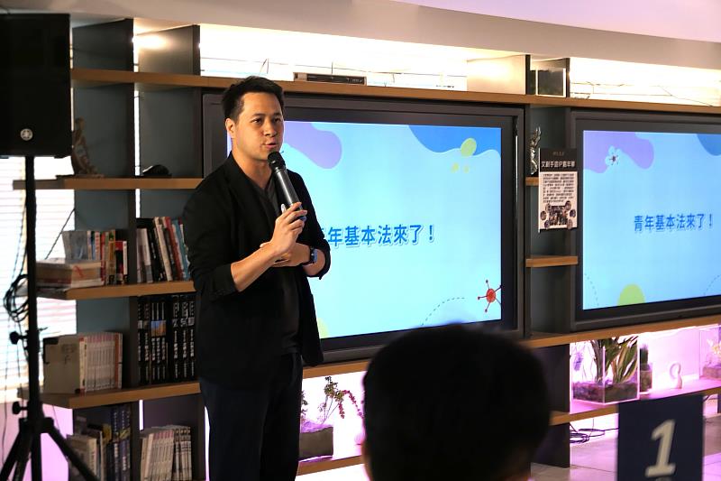 行政院青年諮詢委員前副召集人周家緯,以「深化青年公共參與」為題進行專題講座,分享自己參與公共事務之歷練。