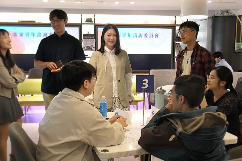 客家青年諮詢委員互相交流。