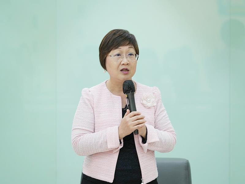 徐佳青說明僑委會今年度政策核心。