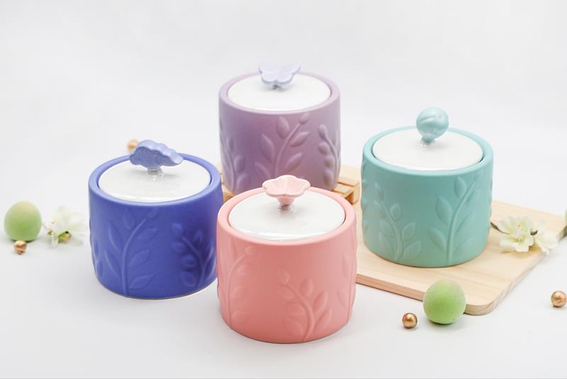 小梅甕《春意》，以霧紫、青碧、晨藍與柔粉4款色彩搭配蝶、梅、雲、花4款。