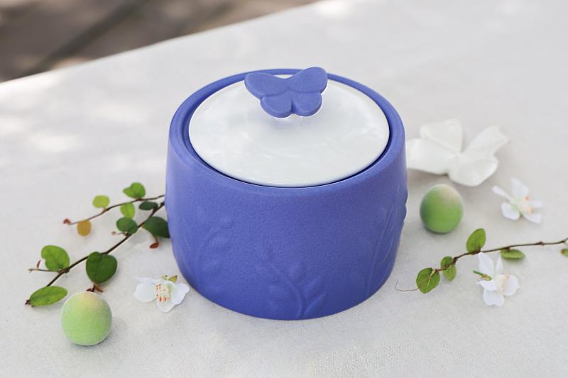 「甕藏春梅」醃脆梅DIY,打造限量梅甕《春意》,鳶尾藍的甕身融入葉草高低紋理,搭配蝶型蓋鈕,3月31日前報名享早鳥優惠價。