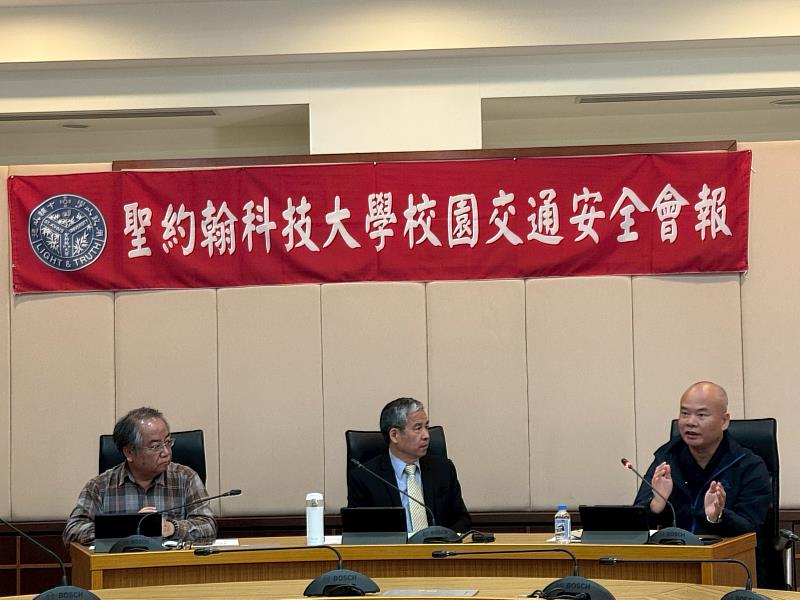 賢孝派出所郭坤泉所長（右）提供專業意見，分享交通安全經驗，協助校方優化相關作為。