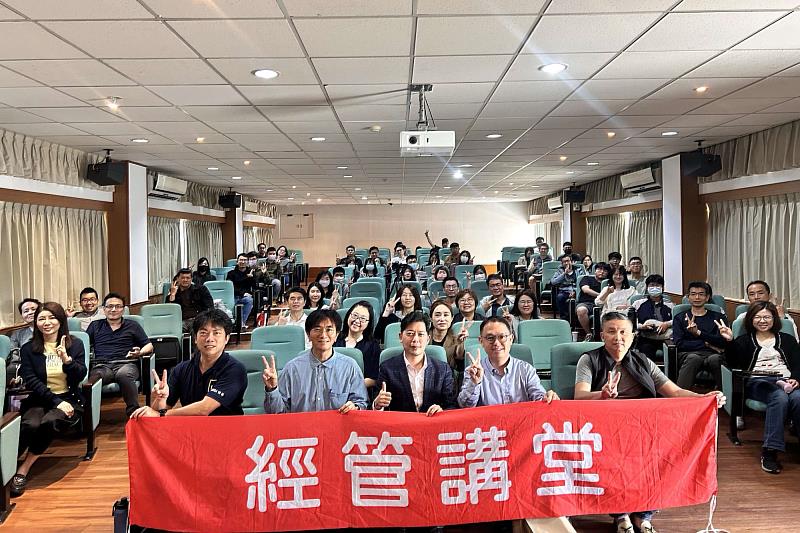 楊坤修創辦人(中)於南大經管系講座中解析ESG實務案例,說明如何結合策略規劃與治理架構,提升企業經營效能。