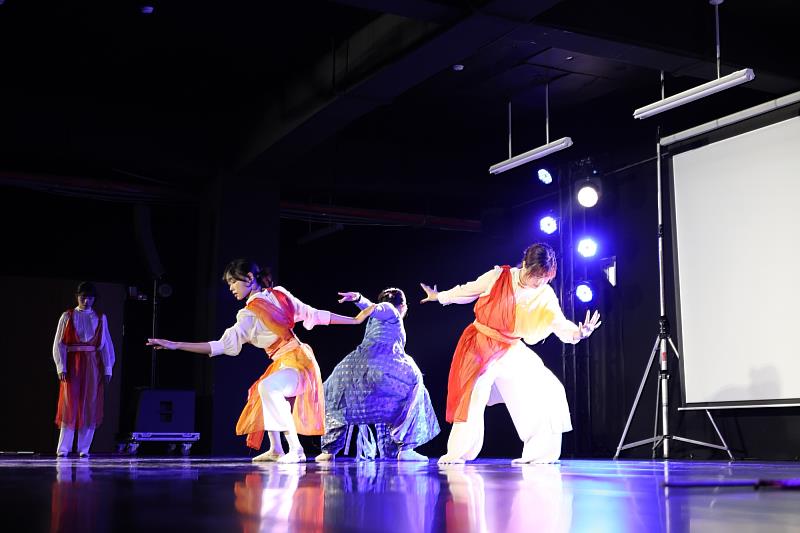 南大戲劇創作與應用學系於藝術季開幕帶來「仙女陣」演出，展現跨域創作能量與舞台表現，揭開藝術季序幕。