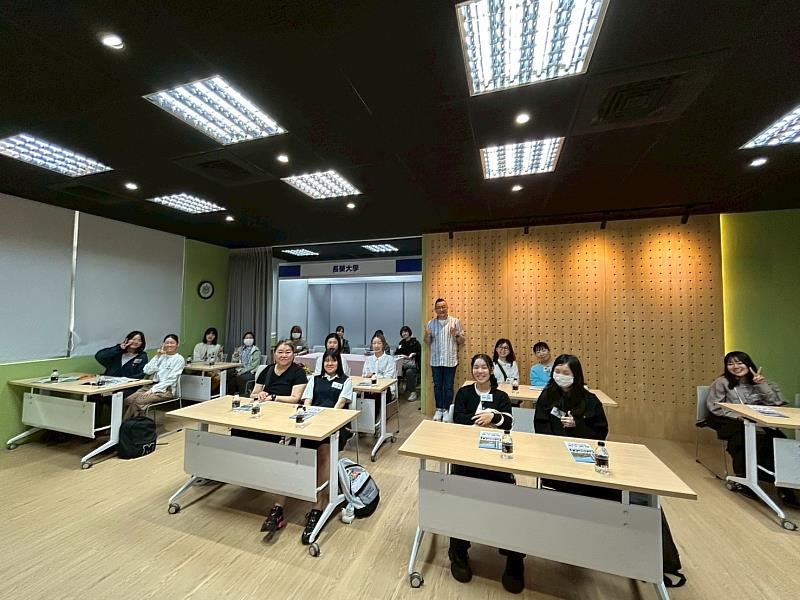 參觀國際企業學系「智慧跨境行動商務專業教室」。