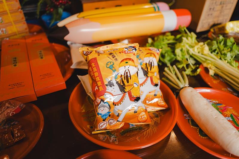 闖關成功就有機會獲得宜蘭限定「文昌乖乖歐趴餅」，還可至一旁的傳藝文昌祠祈願加持。