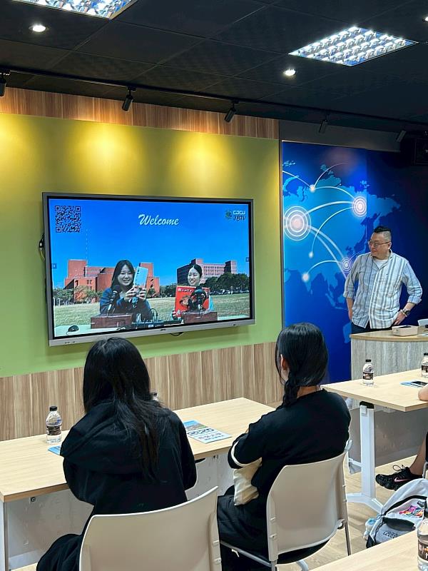 參觀國際企業學系「智慧跨境行動商務專業教室」。