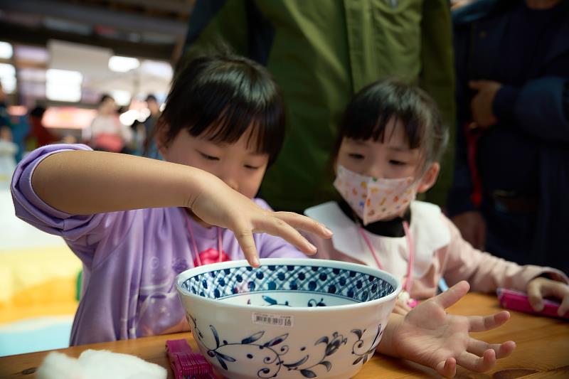 小狀元大富翁活動透過擲骰抽籤走訪園區廟宇建築，深入淺出地認識歌仔戲、傳統工藝及節氣生活知識。
