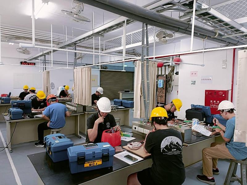 照明及電熱類家電裝配及故障診斷訓練。（圖／中信科技大學提供）