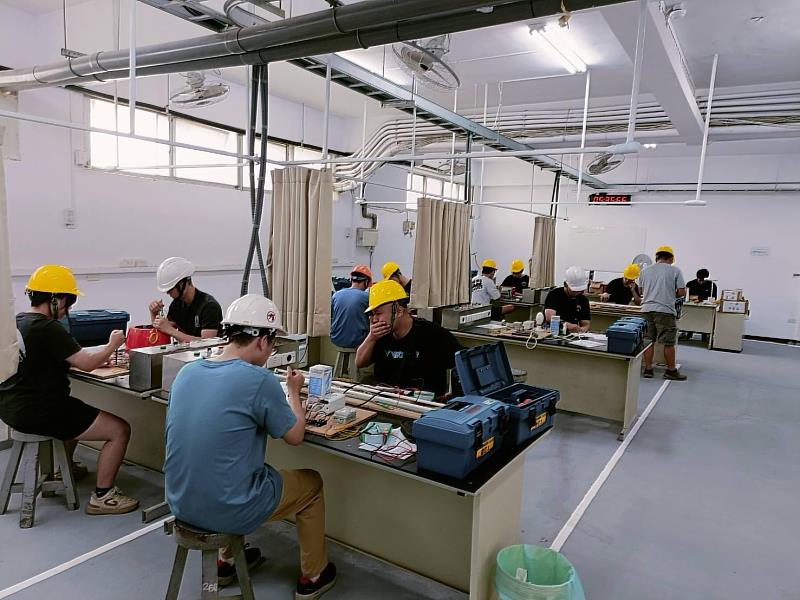 照明及電熱類電器檢修模擬檢定練習。（圖／中信科技大學提供）