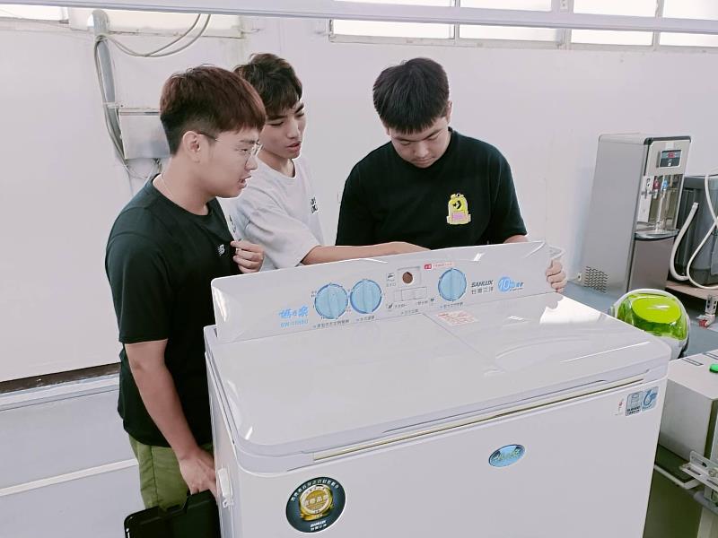 雙槽洗衣機檢修實作練習。（圖／中信科技大學提供）