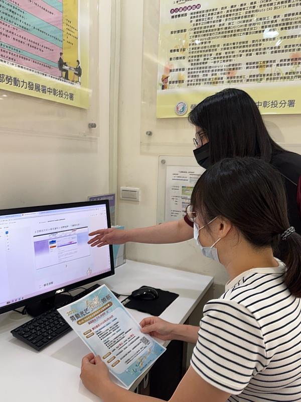 服務中心人員向企業代表說明「2026勞動提案金讚獎」申請書撰寫規定