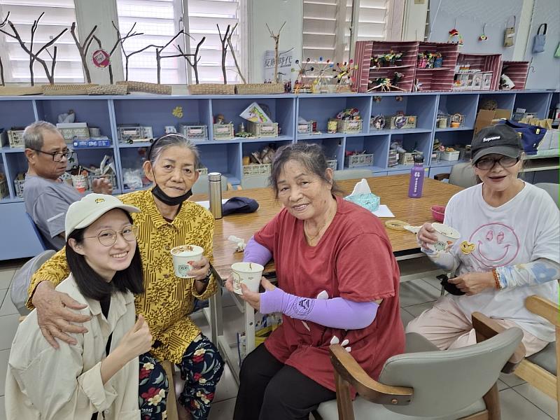 鄭豈欣在花蓮萬榮鄉魯巴斯教會，與長輩相伴中找到勇氣。