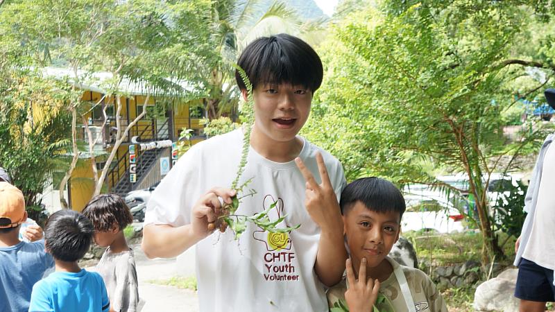 楊凱傑在台東達仁鄉土坂部落,帶領孩子走讀與認識部落。