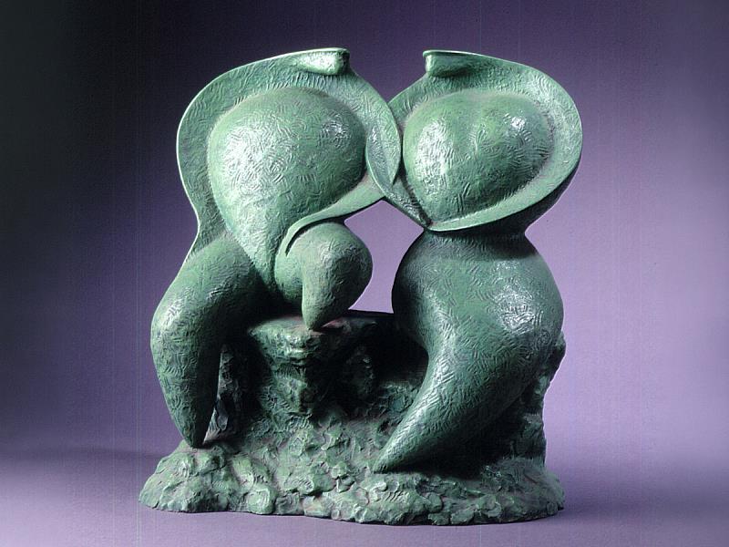 透過簡化與重組的造型語彙，呈現人物之間的情感連結，展現雕塑在情感與意象上的轉譯能力。