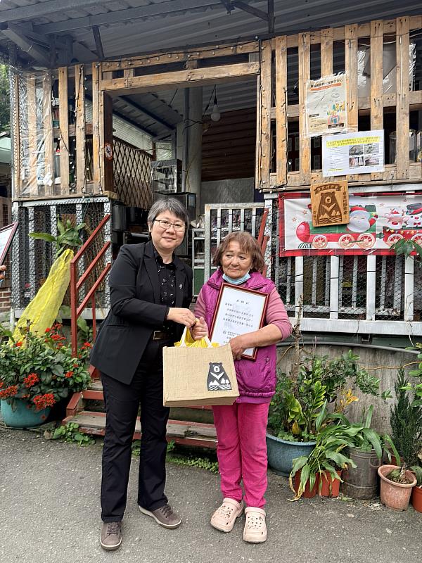 花蓮分署朱懿千副分署長於昨（25）日前往清水部落公開表揚，頒發通報及監測獎勵金。