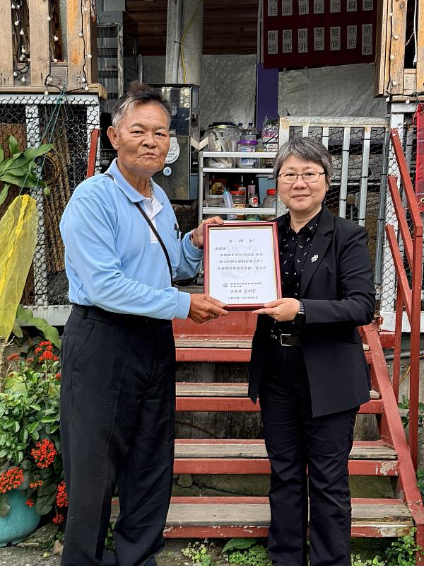 花蓮分署朱懿千副分署長於昨（25）日前往清水部落公開表揚，頒發通報及監測獎勵金。