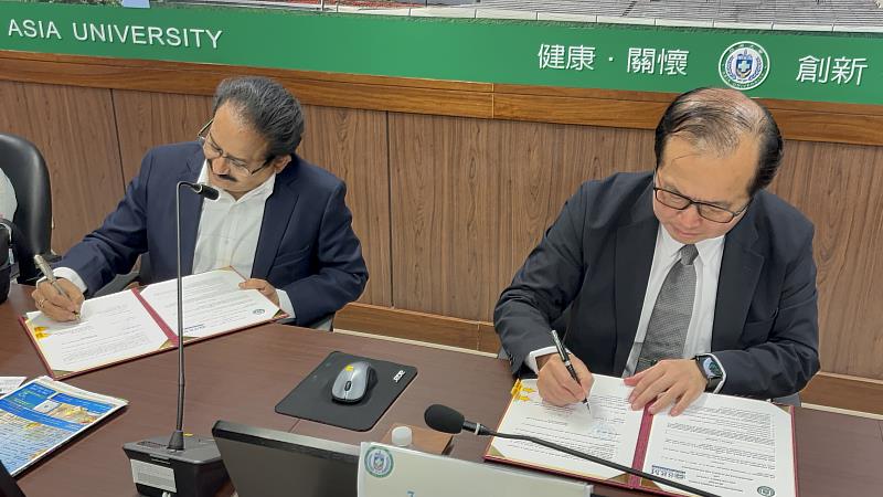 印度SRM Group of Institutions董事長Dr. Shivakumar（左）與亞洲大學副校長黃俊杰（右）MOU簽約儀式合影。