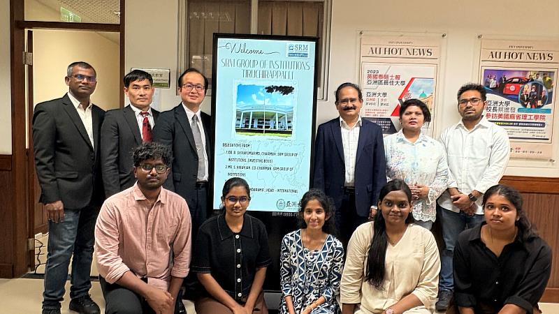 亞洲大學代表團與印度SRM Group of Institutions貴賓以及印度SRM大學5位交換生於歡迎海報前大合照。