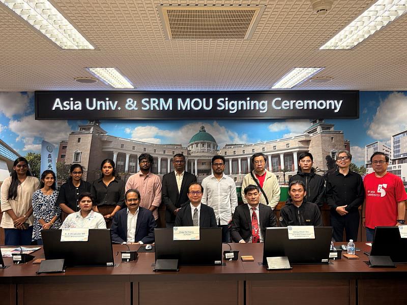 亞洲大學代表團與印度SRM Group of Institutions貴賓以及印度SRM Group of Institutions 5位交換生大合照。