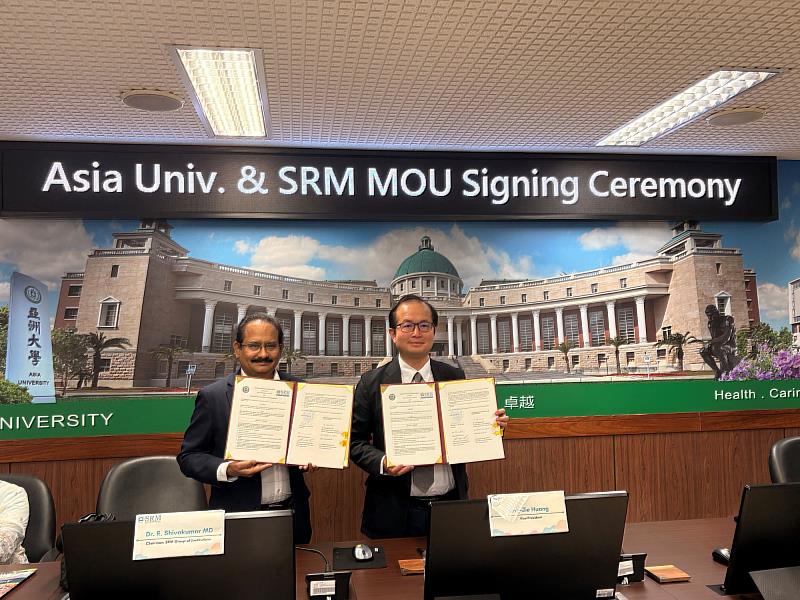 印度SRM Group of Institutions董事長Dr. Shivakumar （左）與亞洲大學副校長黃俊杰（右）MOU簽約儀式合影。