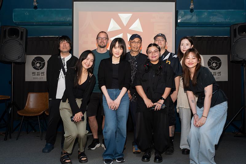 大港開唱創辦人暨策展人Doris（前排左2）與國際業者餐敘，歡迎遠道而來。