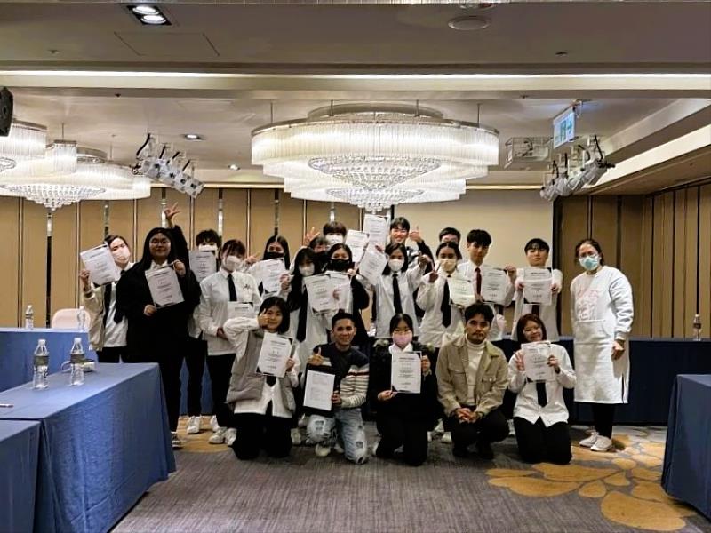全球線上教育領導品牌TutorABC 旗下B2B品牌TutorABC Business日前與台積電慈善基金會深度結盟,成功為國立臺東公東高工餐飲科學生完成專屬英語培訓計畫。參與本計畫的偏鄉學子在台東桂田喜來登酒店的全英文面試中,創下100%全數通關的亮眼成績,完美展現企業培訓資源落實於偏鄉教育的強大影響力。