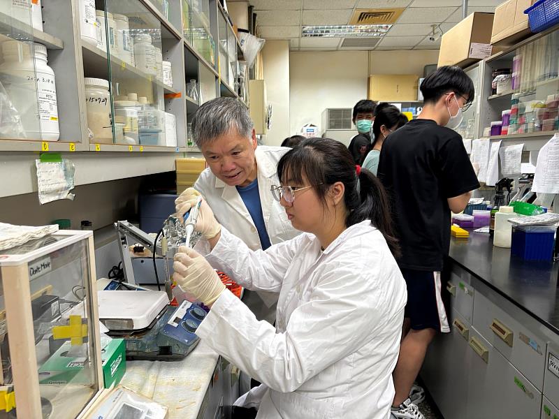 廖瑞銘教授指導葉亭妤作實驗，葉亭妤獲得112年國科會大專學生計畫研究創作獎。