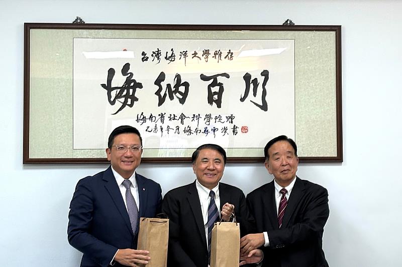 雙方交換紀念品。（左至右為陽明海運蔡豐明董事長、海大許泰文校長、日本流通經濟大學代表杉山龍雄先生）