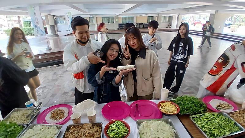 學生展示自己包的春捲。